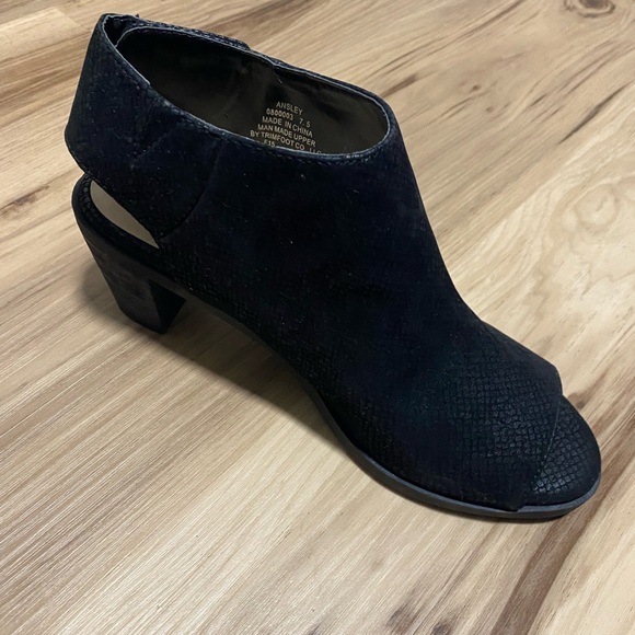 Ansley Textured Black Adjustable Strap Block Heel - Picture 5 of 10